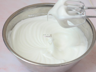 抹茶蛋糕卷,蛋白霜打至湿性发泡状态即可，如图所示的大弯钩状态