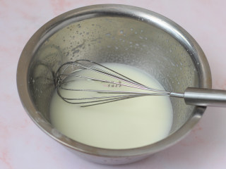 抹茶蛋糕卷,用手抽搅拌乳化，至浓稠状