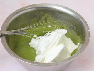 抹茶蛋糕卷,取1/3打发好的蛋白霜加入拌好的抹茶蛋黄糊中，用刮刀翻拌均匀