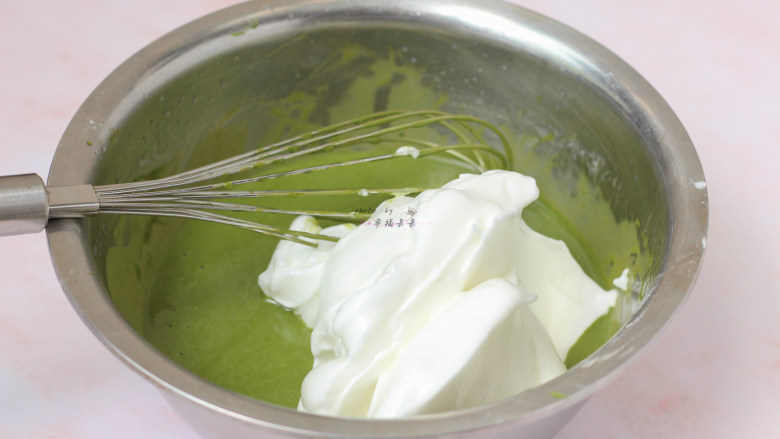 抹茶蛋糕卷,取1/3打发好的蛋白霜加入拌好的抹茶蛋黄糊中，用刮刀翻拌均匀