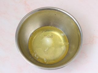 抹茶蛋糕卷,蛋清装在无油无水的打蛋盆中，加入1/3细砂糖，用电动打蛋器开始打发蛋清，此时可以开始170度预热烤箱