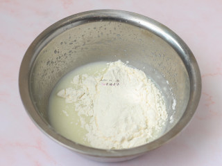 抹茶蛋糕卷,将过筛好的低筋面粉加入步骤4的混合液中，用手动打蛋器划Z字混合均匀