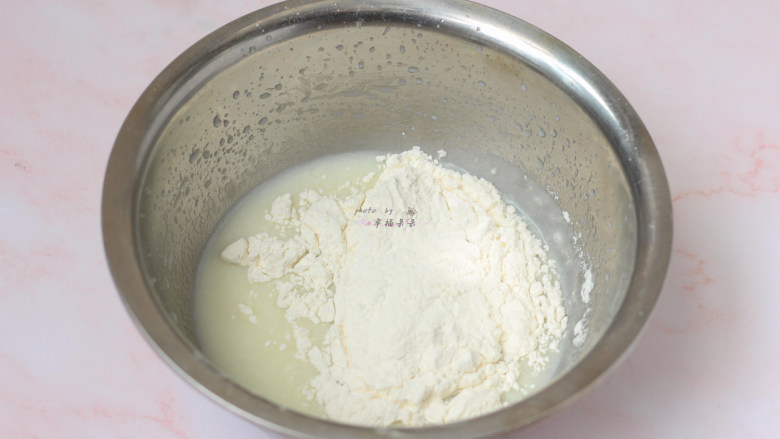 抹茶蛋糕卷,将过筛好的低筋面粉加入步骤4的混合液中，用手动打蛋器划Z字混合均匀