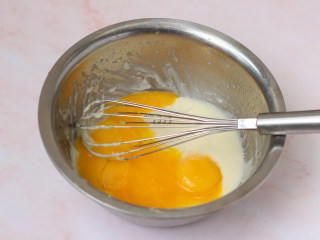 抹茶蛋糕卷,加入4个蛋黄，用手动打蛋器划Z字搅拌均匀