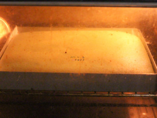 抹茶蛋糕卷,送入一直保持预热状态的烤箱内烘烤，中层上下火170度20--25分钟左右
