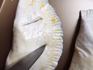 飞饼版  快手香蕉派,用小刀在表面再划几道口子，入烤箱，170度，20分钟左右（烤到表面呈金黄就可以了，注意观察。）