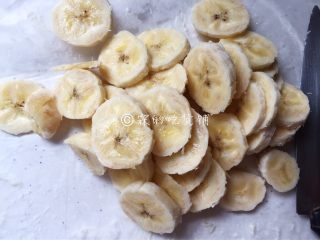 飞饼版  快手香蕉派,香蕉切成薄片。