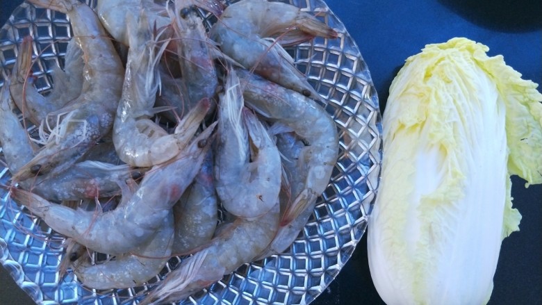 虾滑娃娃菜,准备食材:青虾大约25只，小娃娃菜一颗。鸡蛋一个。