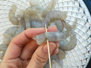 虾滑娃娃菜,去虾线，牙签在第一个节和第二节之间的位置扎进去，挑起来再往外拔。虾线就很容易抽出来了