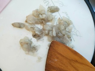 虾滑娃娃菜,用刀或者木铲子先把虾刮，压成碎的块。
