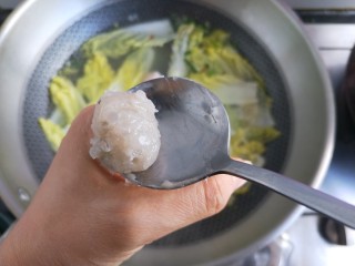 虾滑娃娃菜,然后用小勺挖了再放进锅里。不想弄的满手都是，也可以装进裱花袋里往外挤。
