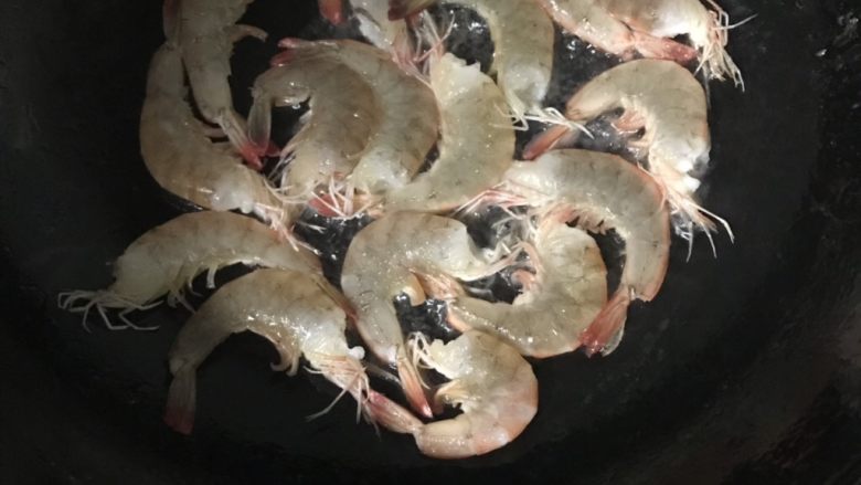香辣油焖虾尾,热锅加油3秒后倒入基围虾煎制