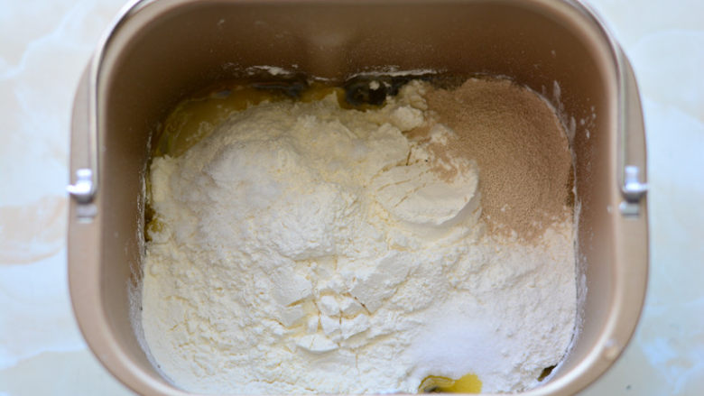 奥尔良鸡腿披萨,
按照先液体后粉的顺序放入面包桶内，开启一个和面程序，把面粉揉成光滑的面团