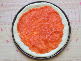 奥尔良鸡腿披萨,做好的面饼上面涂抹自制的披萨酱
