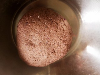 无油无糖紫薯麻薯欧包,加入牛奶或者水揉成面团，放温暖地方发酵。