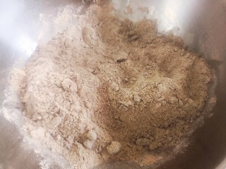 无油无糖紫薯麻薯欧包,其中100克紫薯泥放至温热，和黑麦面粉混合均匀。
