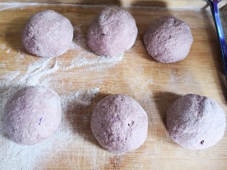 无油无糖紫薯麻薯欧包,面团揉好排气，均匀分成六份。
