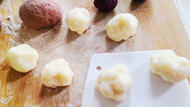 无油无糖紫薯麻薯欧包,麻薯也均匀分成六份。
