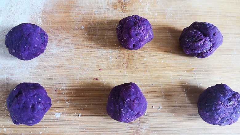 无油无糖紫薯麻薯欧包,剩下的100克紫薯泥均匀分成六份。