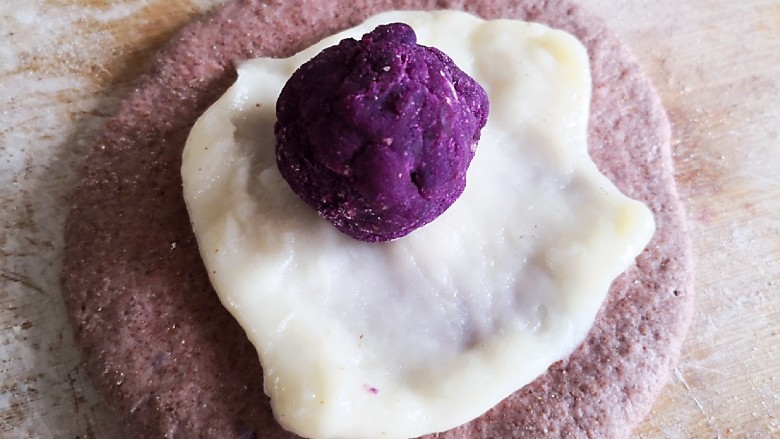 无油无糖紫薯麻薯欧包,在放紫薯球。