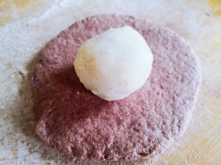 无油无糖紫薯麻薯欧包,也可以先用麻薯把紫薯球包好，在放在面饼上。包成球球或者喜欢的形状。