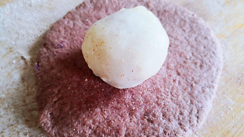 无油无糖紫薯麻薯欧包,也可以先用麻薯把紫薯球包好，在放在面饼上。包成球球或者喜欢的形状。