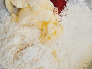桃花酥,把材料B油酥皮的所有材料混合均匀；