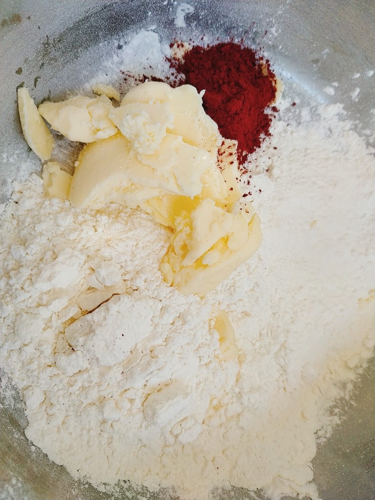 桃花酥,把材料B油酥皮的所有材料混合均匀；