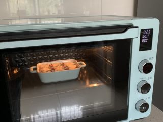 香蕉烤燕麦,放入预热好的烤箱、中层，上下火180℃烘烤15-25分钟即可。
