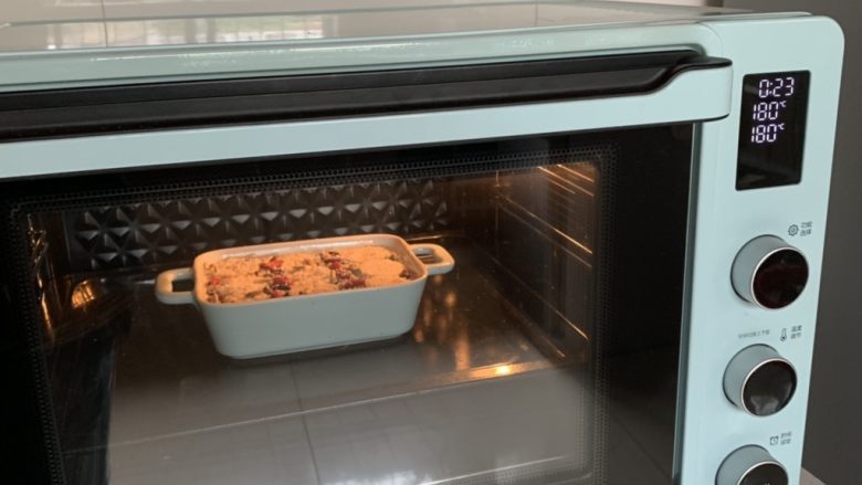 香蕉烤燕麦,放入预热好的烤箱、中层，上下火180℃烘烤15-25分钟即可。