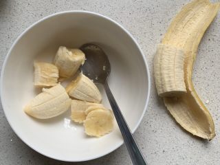 香蕉烤燕麦,香蕉预留一点待会切片