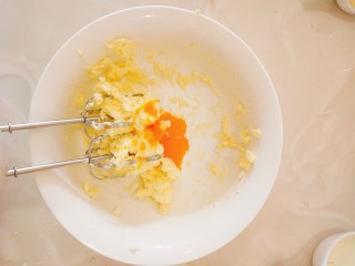 迷你水果塔,混合均匀后分次加入鸡蛋液搅打均匀
