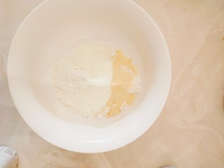 迷你水果塔,除了芝士粉之外的混合均匀过筛，再加入芝士粉拌匀