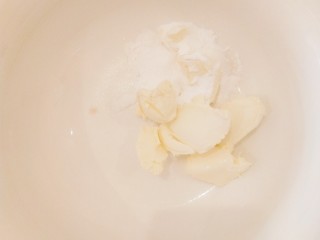 迷你水果塔,奶油奶酪加糖粉搅打至顺滑