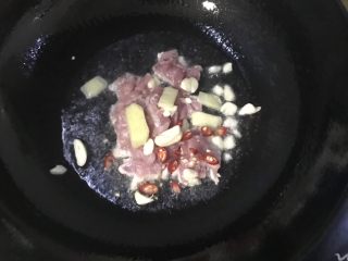 线椒炒肉,油放入锅后3秒倒入猪肉，生姜，小米辣，大蒜