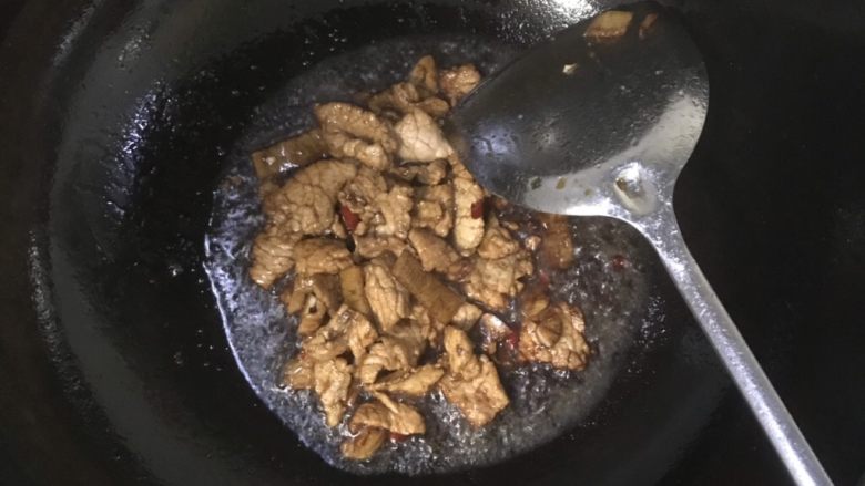 线椒炒肉,快速翻炒肉片使其均匀上色（这个时候肉片会出水）