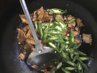 线椒炒肉,肉片出来的水烧干后放入切好的线椒