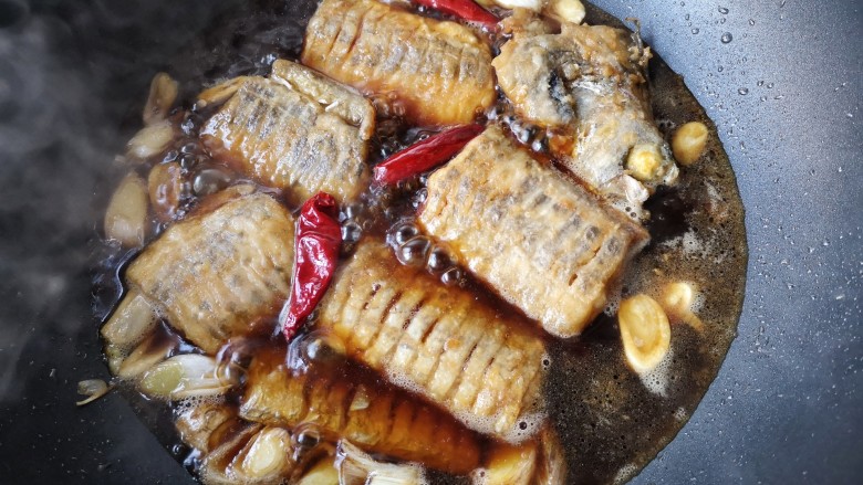红烧带鱼,再加入适量的热水（刚能没过鱼为宜）大火煮开。