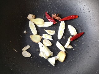 红烧带鱼,锅中留一点底油，下入葱姜蒜干辣椒八角炒出香味。