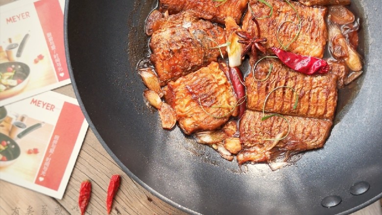 红烧带鱼,好的材质决定好的品质，MEYER锅采用矿物材质内外不粘，煎炸炒炖健康无烟，让你爱上下厨的乐趣。