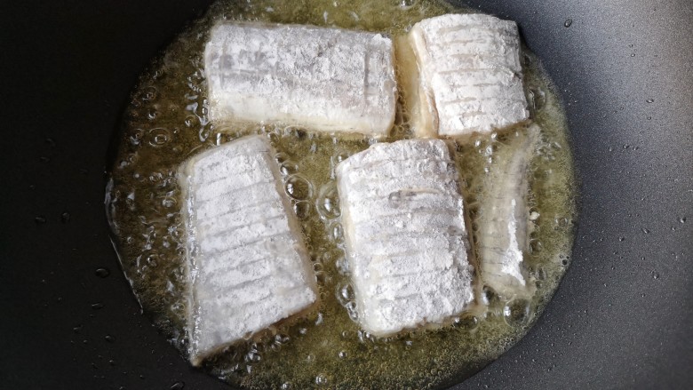 红烧带鱼,锅中适量油（用来煎鱼不用太多）烧至5成热后下鱼，不要翻动。