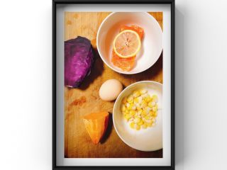 紫甘蓝三文鱼卷,紫甘蓝1片，三文鱼100g用柠檬腌制10分钟，鸡蛋1个，玉米粒15g，红薯小半个！