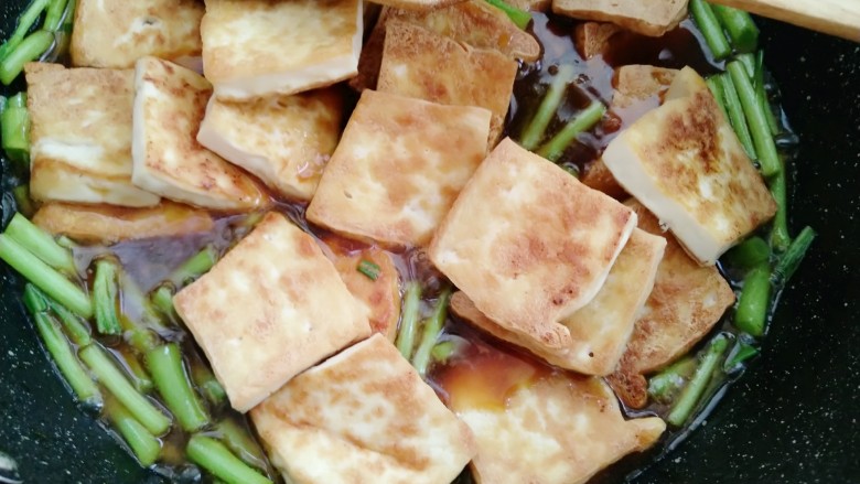 藜蒿烧豆腐,拌均匀后放入煎制好的豆腐