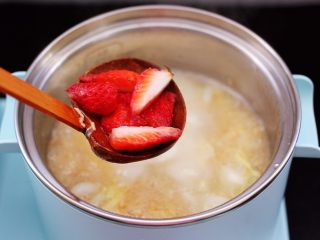 草莓酒酿百合鸡蛋羹,锅中加入切块的新鲜草莓后。