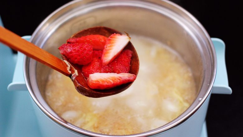 草莓酒酿百合鸡蛋羹,锅中加入切块的新鲜草莓后。