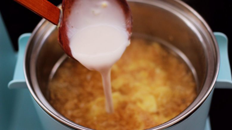 草莓酒酿百合鸡蛋羹,这个时候把提前化开的水淀粉倒入锅中勾芡。