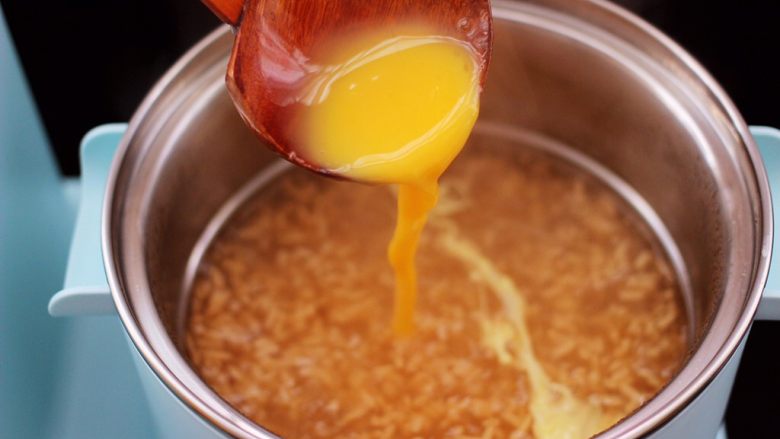草莓酒酿百合鸡蛋羹,待锅中冰糖全部溶化后，倒入提前打散的鸡蛋液，慢慢打出蛋花。