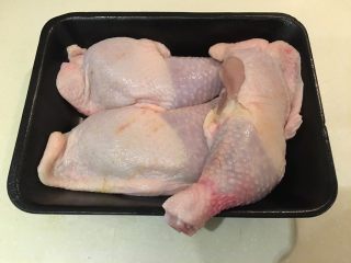 姜味八角焖鸡,鸡腿洗干净沥干