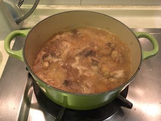 姜味八角焖鸡,掀盖后可先把鸡肉捞出来，汤汁煮到稍稍收干，再把鸡肉放回去