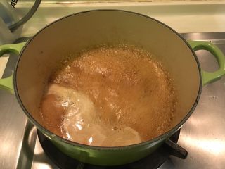 姜味八角焖鸡,煮沸